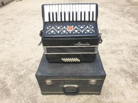 老手风琴，百乐牌，声音动听悦耳，保存完好，能正常使用，尺寸40×18×40，带皮箱。