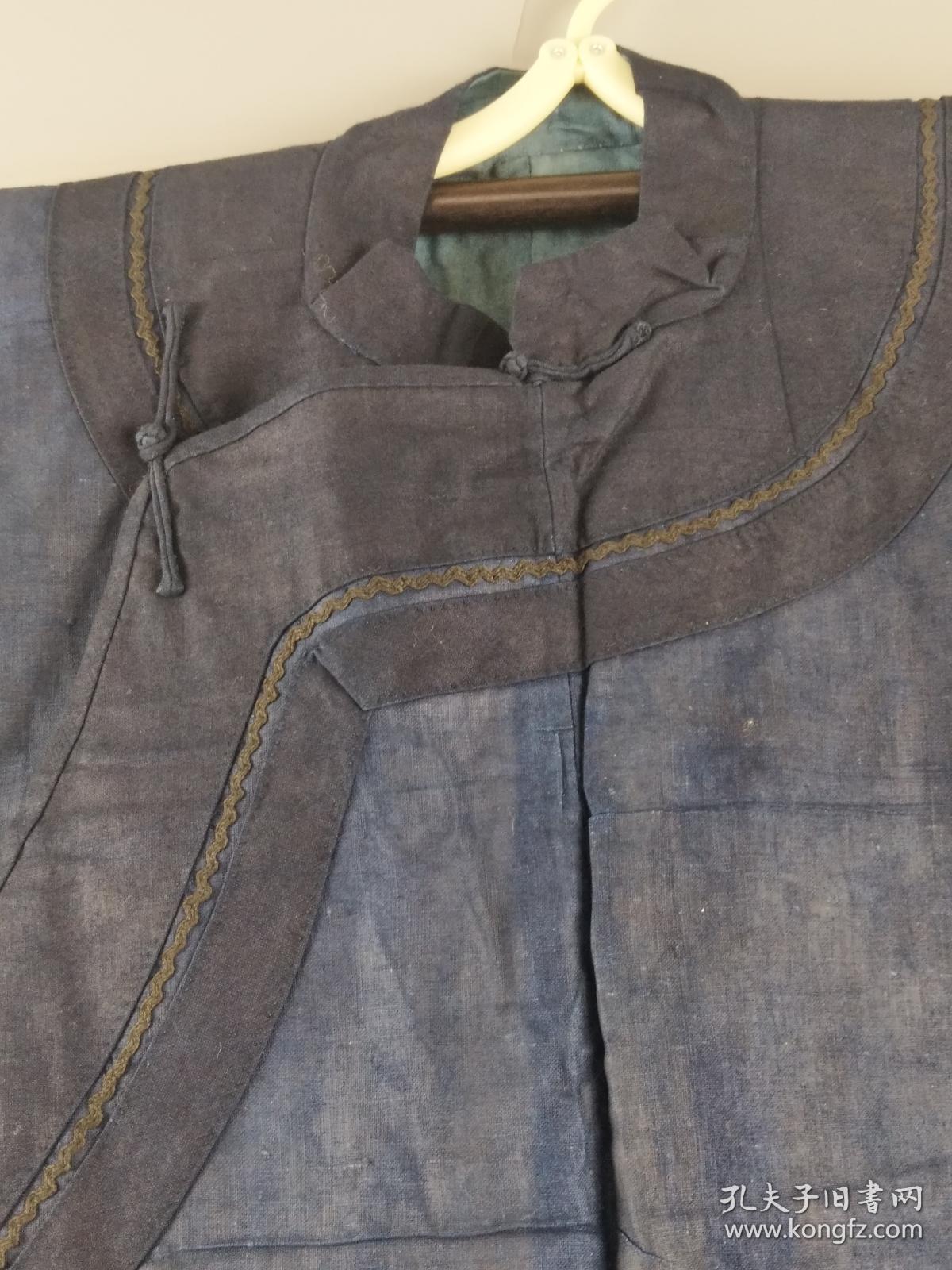 蓝色夹花边粗布上衣