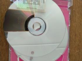 CD光碟 陈慧琳 2003最新国语专辑 心口不一，2碟装，1CD+1VCD。超级珍藏版。附写真歌词本，4开海报一张，陈慧琳Kelly的专属影音放映馆VCD一张。仅拆封。碟面无划痕。