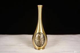 日本铜花瓶，
【简介】日本高岗精品黄铜观音瓶

【尺寸】19公分，780g左右