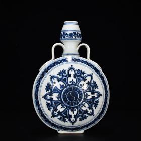 明宣德青花轮花八卦纹抱月瓶   
高32厘米    宽22厘米
1500