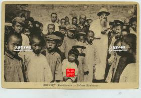 民国时期在东北满洲沈阳奉天传教的教会传教士与当地孩子们在一起老明信片。