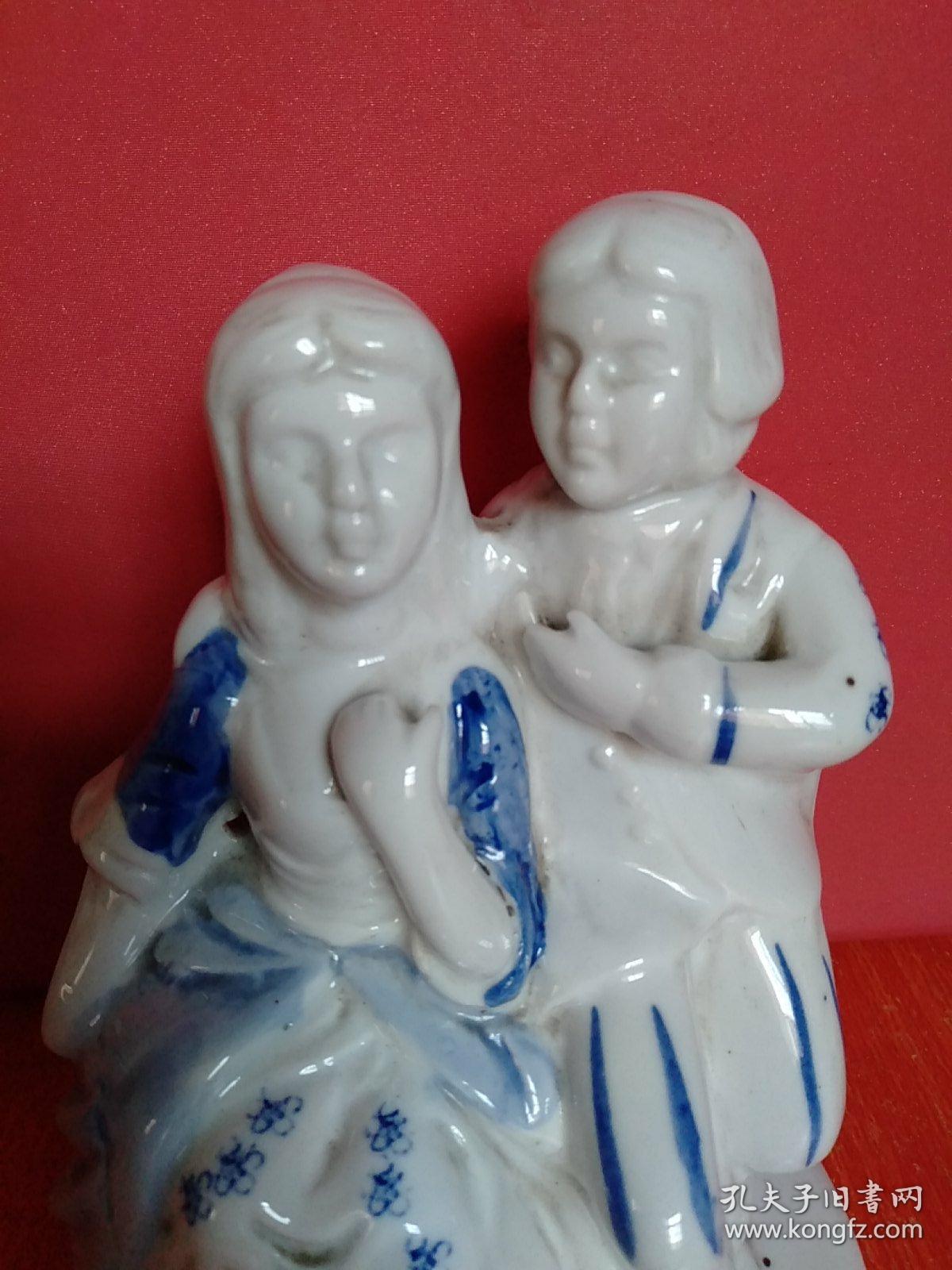 点击查看原图 情侣/青年男女 人物瓷器摆件 2件合售 12*9*17厘米、6*6*16厘米