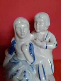 情侣/青年男女 人物瓷器摆件 2件合售 12*9*17厘米、6*6*16厘米