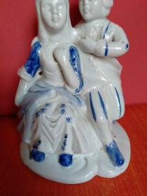 情侣/青年男女 人物瓷器摆件 2件合售 12*9*17厘米、6*6*16厘米