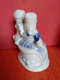 情侣/青年男女 人物瓷器摆件 2件合售 12*9*17厘米、6*6*16厘米