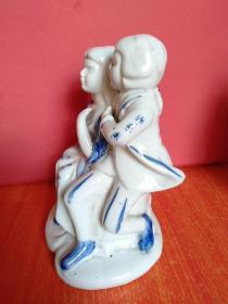 情侣/青年男女 人物瓷器摆件 2件合售 12*9*17厘米、6*6*16厘米