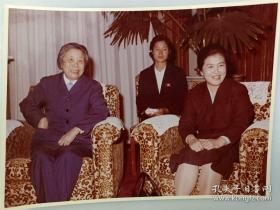 【老照片 周恩来夫人 邓颖超接见金日成（夫人）合影】70年代，彩色照片。