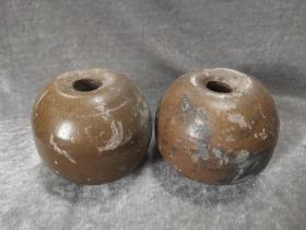 少见品种 佛堂供器 宋代 茶叶末釉 球形佛座一对 因为古时烧窑有一窑出万彩之说 就是烧不出来一模一样的器物 成对的东西可能在釉色和尺寸上稍有差别 除底部漏胎外满釉 实心烧造 手感极沉 档次不低 尺寸：直径11.6厘米，高10.1厘米，品相如图，完整，表面的白色不是脱釉 是chutu时带的碱皮 标价为实价，喜欢的朋友直接拍下，顺丰包邮