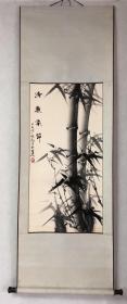 莫恂飞【清廉有节】立轴，画芯45×90厘米，品相如图有黄斑，纸本绫裱。终身保真放心收藏！
F54莫恂飞，1947年生于广西桂林，画家。擅长墨竹，主攻水彩。画作曾10余次入选国内外画展，其中三次入选日、法、德、新加波、台湾等十五国（地区）名家作品巡回展，并三次在台湾成功举办个人画展。其作品为多家美术馆所典藏，受到国内外各界高层人事的喜爱和收藏