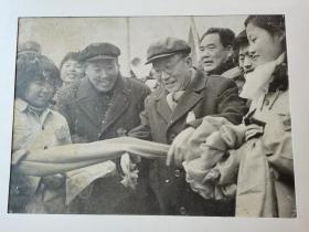 1978年冀东老革命原煤炭部副部长刘辉为开滦煤矿剪彩43厘米大幅厚相纸原版照片