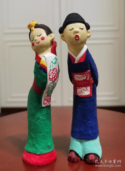 传统男女玩偶 摆件 材质是树脂，男子玩偶高14.3厘米，女子玩偶高13.8厘米