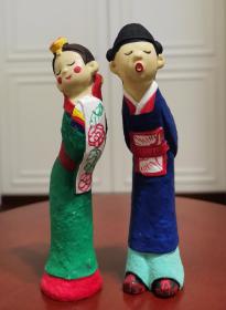 传统男女玩偶 摆件 材质是树脂，男子玩偶高14.3厘米，女子玩偶高13.8厘米