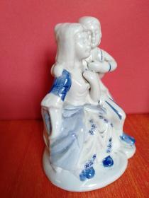 情侣/青年男女 人物瓷器摆件 2件合售 12*9*17厘米、6*6*16厘米