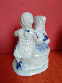 情侣/青年男女 人物瓷器摆件 2件合售 12*9*17厘米、6*6*16厘米