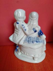 情侣/青年男女 人物瓷器摆件 2件合售 12*9*17厘米、6*6*16厘米