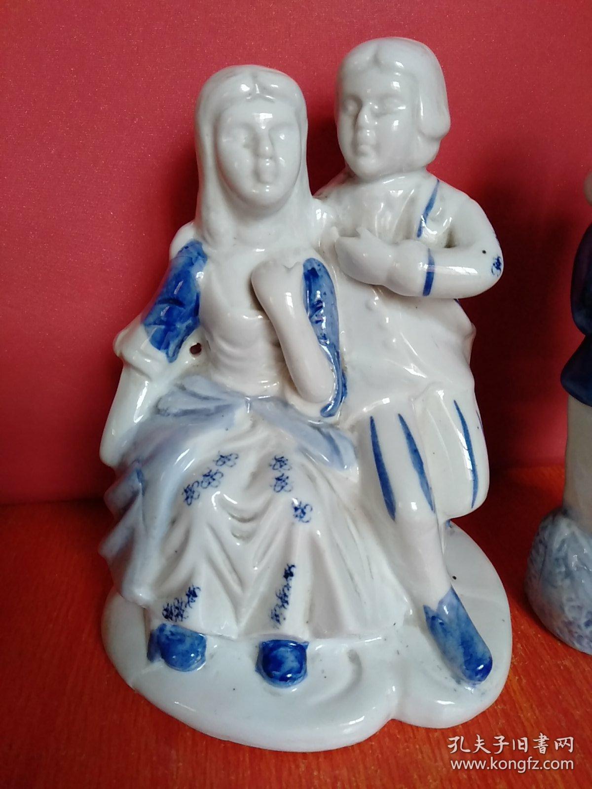 点击查看原图 情侣/青年男女 人物瓷器摆件 2件合售 12*9*17厘米、6*6*16厘米