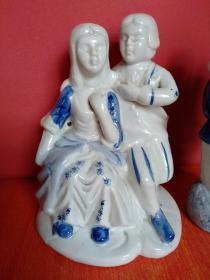 情侣/青年男女 人物瓷器摆件 2件合售 12*9*17厘米、6*6*16厘米