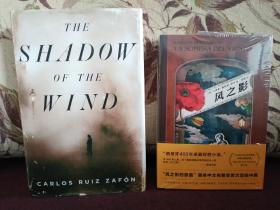 【西班牙著名作家 卡洛斯•鲁依兹•萨丰Carlos Ruiz Zafon 签名本 代表作 《The Shadow Of The Wind》美国企鹅出版社2004年精装本，外书封为特意设计做旧效果】附赠该书中文版：上海文艺出版社全新正版塑封《风之影》一册，超值！