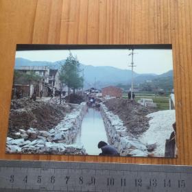 八九十年代 温岭县温峤镇温岭街写真一枚 修水利砌石护岸