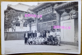 老照片：广州越秀区东山培正路2号——“广州第七中学”（ 又名“广州公立第七中学”，前身“广州私立培正中学校”）。校门。——校简史：前身1889美国南方浸信会创办“广州私立培正中学校”， 1933年香港设立分校。1938年澳门设立分校。解放后改为广州公立第七中学，其设在香港、澳门分校分别改名香港培正和澳门培正。今复名“广州市培正中学”【陌上花开系列】