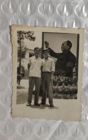 **照片:在毛主席接见红卫兵画像前合影黑白照片