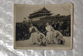 五六十年代群众在北京天安门看文艺表演黑白照片
