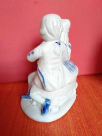 情侣/青年男女 人物瓷器摆件 2件合售 12*9*17厘米、6*6*16厘米