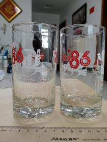 1986年玻璃杯2个齐售，和平鸽图案，the  world英文，表面有细微磕痕