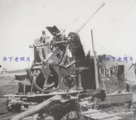 1950年，朝鲜战争中，一架高射炮被匆忙撤退的共军遗弃在满洲边境。传真照片。