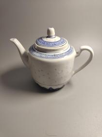 80年代左右，景德镇青花玲珑茶壶一把