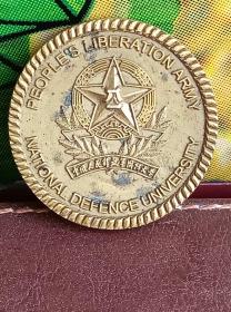 国防大学纪念鎏金铜纪念章，包老保真，少见难得，保存完整，品相如图！直径4.5厘米厚度5毫米