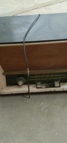 六七十年代的《中华206型电唱盘--（即电唱机）--电压220伏50赫》又叫留声机，带收音机(即播放机)能正常播放