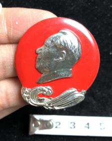 毛主席像章 纪念章  （背面字：日出东方红）A36.