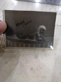 小男孩光屁屁半岁留影底片