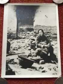 《汤恩伯匪军劫掠后的河南叶县一村舍》建国早期照片，特厚相纸