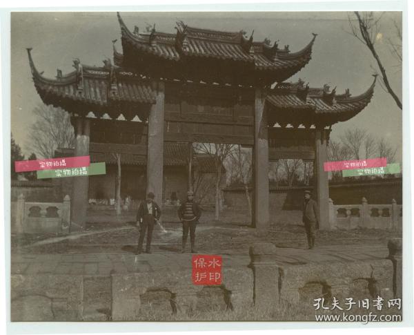 1904年苏州文庙前的泮宫牌楼，文庙的正门处，其有江南学府之冠的赞誉，下面有到访的外国游客。11.5X9.1厘米