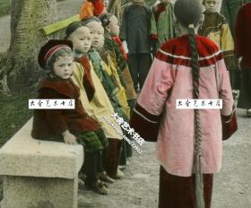 清代民国玻璃幻灯片-----1900年代庚子事变广东广州遭受迫害的中国教会教徒子女合影,也是教会儿童。民国手工上色玻璃幻灯片。