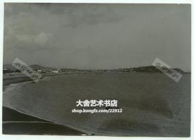 清代1900年代山东烟台港海港宽广角全貌老照片。尺寸为14.2X10厘米。