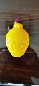 国家非物质文化遗产博山鸡油黄琉璃鼻烟壶，高约8cm，宽约5cm