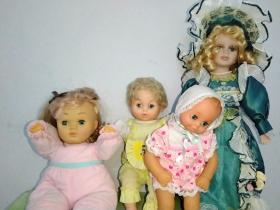 老胶皮娃娃，90年代老娃娃，保存完好，前三个是胶皮的，最后一个是瓷娃娃，玩具娃娃，玩具，标价为一个的价格，前三个娃娃，包装袋在，最后陶瓷一个娃娃的盒子在。保存完好，洋娃娃，最后一个已无