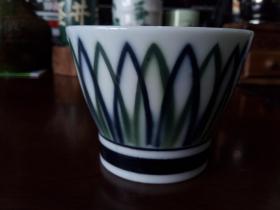 【日本 马蹄杯 茶杯】—— 直斜壁式的，树叶纹、图案素雅、有玉质感；双圈足