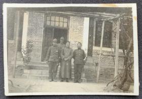 抗战时期 中国沦陷区日伪机关内化装打扮成中国人样子的日军将领与其部下合影照一枚