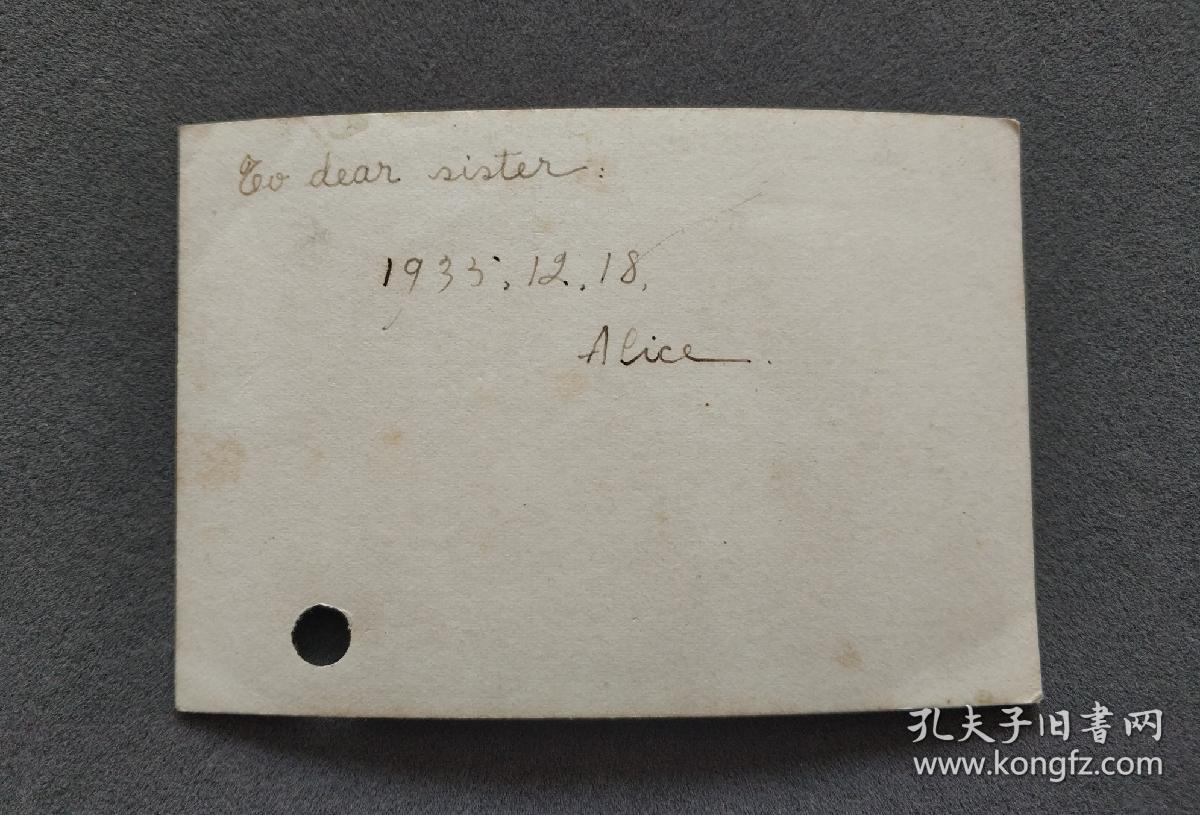 1933年 美女大学生校园内留影照一枚（背有英文签赠）