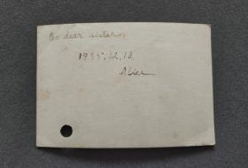 1933年 美女大学生校园内留影照一枚（背有英文签赠）