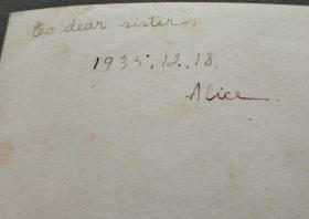 1933年 美女大学生校园内留影照一枚（背有英文签赠）