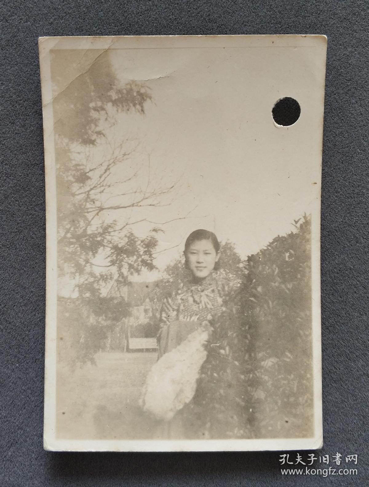 1933年 美女大学生校园内留影照一枚（背有英文签赠）