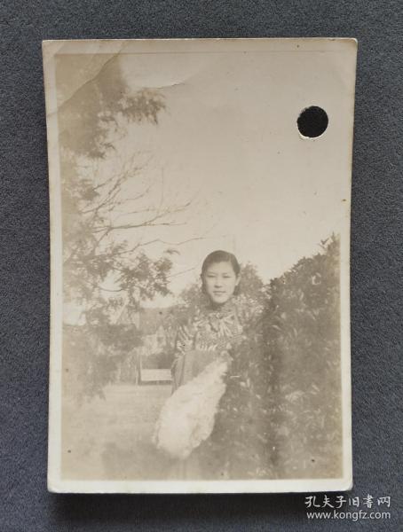 1933年 美女大学生校园内留影照一枚（背有英文签赠）