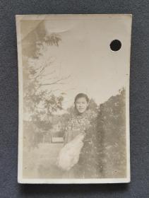 1933年 美女大学生校园内留影照一枚（背有英文签赠）