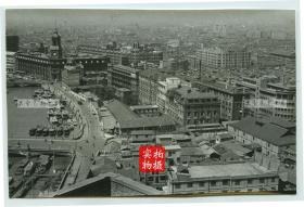 1970年代上海苏州河北岸俯瞰全貌老照片，可见公济医院，悬挂有“为人民服务”牌匾的邮政总局大楼等, 信息量很大。17.3X11.1厘米